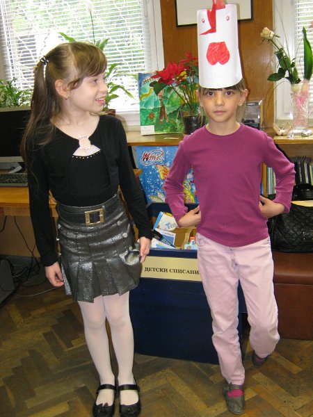 IMG_2789.JPG - Маргарита Шишкова представя новата книга на варненската писателка Руска Даскалова "Златно слънце грее" пред  първокласници от ОУ "Св. св. Кирил и Методий" в Детски и средношколски комплекс