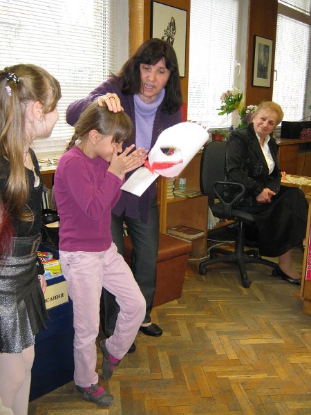 IMG_2791.JPG - Маргарита Шишкова представя новата книга на варненската писателка Руска Даскалова "Златно слънце грее" пред  първокласници от ОУ "Св. св. Кирил и Методий" в Детски и средношколски комплекс