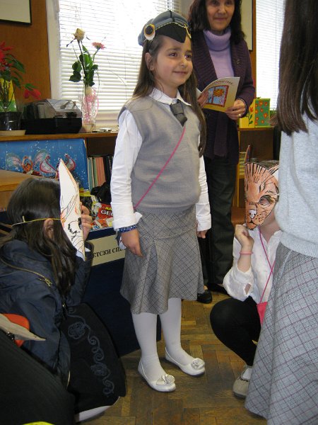 IMG_2793.JPG - Маргарита Шишкова представя новата книга на варненската писателка Руска Даскалова "Златно слънце грее" пред  първокласници от ОУ "Св. св. Кирил и Методий" в Детски и средношколски комплекс