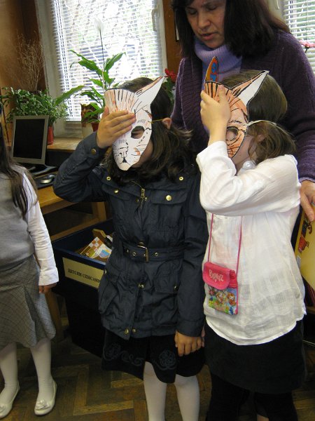 IMG_2794.JPG - Маргарита Шишкова представя новата книга на варненската писателка Руска Даскалова "Златно слънце грее" пред  първокласници от ОУ "Св. св. Кирил и Методий" в Детски и средношколски комплекс