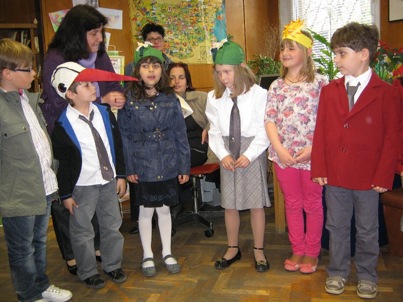 IMG_2796.JPG - Маргарита Шишкова представя новата книга на варненската писателка Руска Даскалова "Златно слънце грее" пред  първокласници от ОУ "Св. св. Кирил и Методий" в Детски и средношколски комплекс