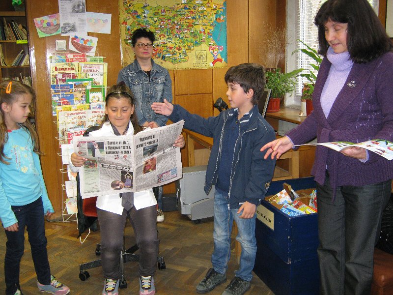 IMG_2806.JPG - Маргарита Шишкова представя новата книга на варненската писателка Руска Даскалова "Златно слънце грее" пред  първокласници от ОУ "Св. св. Кирил и Методий" в Детски и средношколски комплекс