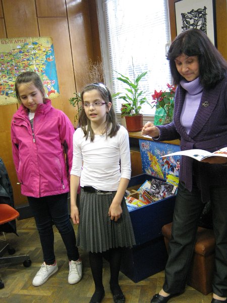 IMG_2810.JPG - Маргарита Шишкова представя новата книга на варненската писателка Руска Даскалова "Златно слънце грее" пред  първокласници от ОУ "Св. св. Кирил и Методий" в Детски и средношколски комплекс