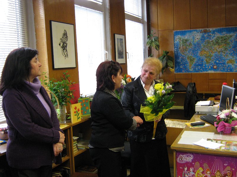 IMG_2815.JPG - Маргарита Шишкова представя новата книга на варненската писателка Руска Даскалова "Златно слънце грее" пред  първокласници от ОУ "Св. св. Кирил и Методий" в Детски и средношколски комплекс