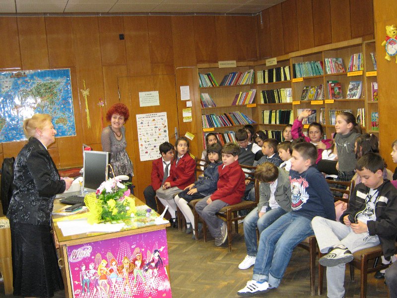 IMG_2819.JPG - Маргарита Шишкова представя новата книга на варненската писателка Руска Даскалова "Златно слънце грее" пред  първокласници от ОУ "Св. св. Кирил и Методий" в Детски и средношколски комплекс