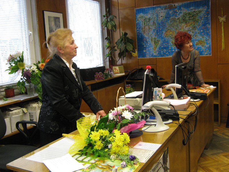 IMG_2822.JPG - Маргарита Шишкова представя новата книга на варненската писателка Руска Даскалова "Златно слънце грее" пред  първокласници от ОУ "Св. св. Кирил и Методий" в Детски и средношколски комплекс