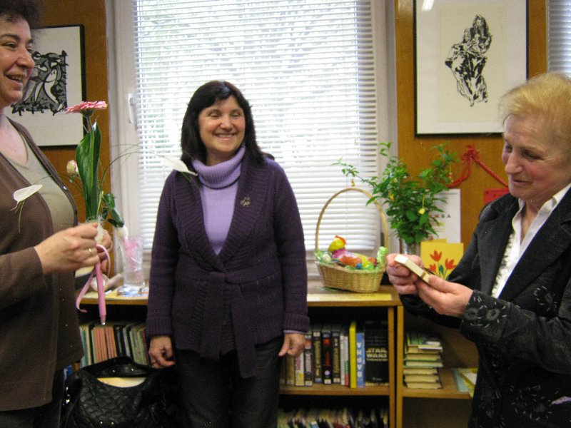 IMG_2828.JPG - Маргарита Шишкова представя новата книга на варненската писателка Руска Даскалова "Златно слънце грее" пред  първокласници от ОУ "Св. св. Кирил и Методий" в Детски и средношколски комплекс