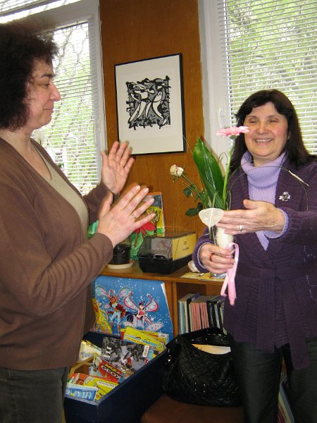 IMG_2829.JPG - Маргарита Шишкова представя новата книга на варненската писателка Руска Даскалова "Златно слънце грее" пред  първокласници от ОУ "Св. св. Кирил и Методий" в Детски и средношколски комплекс