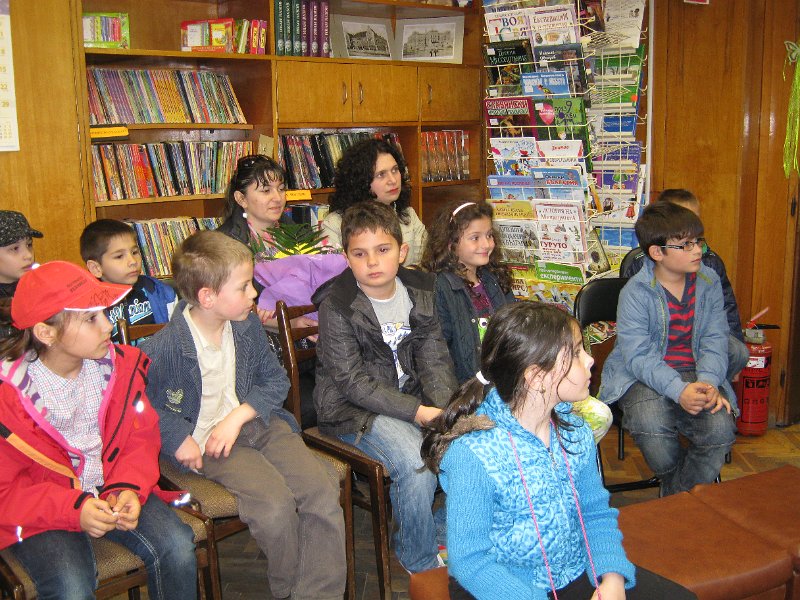 IMG_2833.JPG - Маргарита Шишкова представя новата книга на варненската писателка Руска Даскалова "Златно слънце грее" пред  първокласници от ОУ "Св. св. Кирил и Методий" в Детски и средношколски комплекс