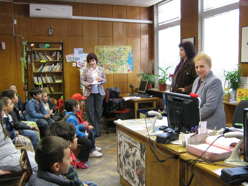 IMG_2835.JPG - Маргарита Шишкова представя новата книга на варненската писателка Руска Даскалова "Златно слънце грее" пред  първокласници от ОУ "Св. св. Кирил и Методий" в Детски и средношколски комплекс