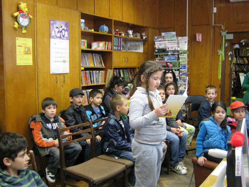 IMG_2837.JPG - Маргарита Шишкова представя новата книга на варненската писателка Руска Даскалова "Златно слънце грее" пред  първокласници от ОУ "Св. св. Кирил и Методий" в Детски и средношколски комплекс