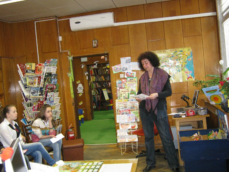 IMG_2675.JPG - Четене с деца от Клуб "Мелпомена" към СОУПЧЕ "Ал. Пушкин", които гостуват в Детски и средношколски комплекс