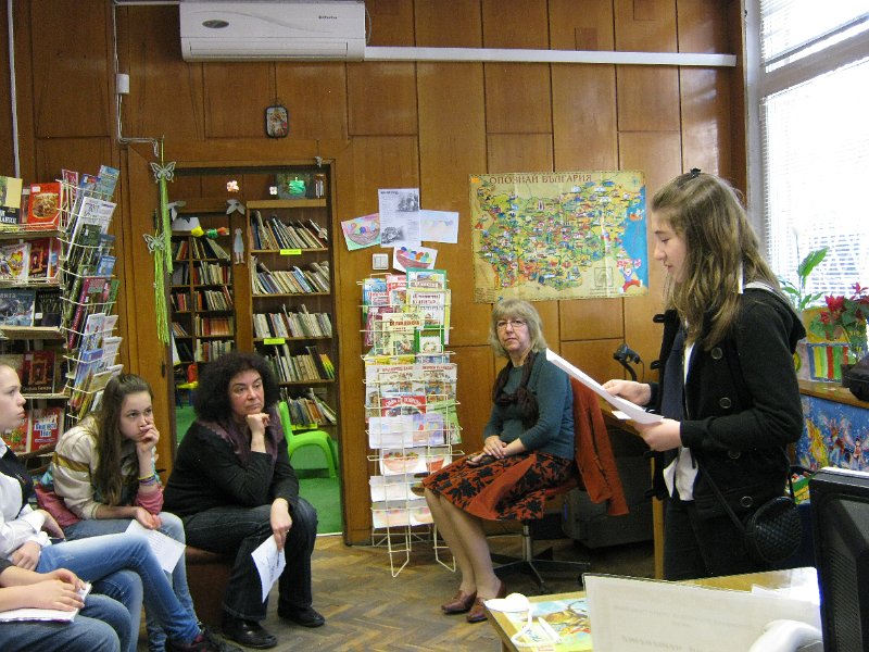 IMG_2677.JPG - Четене с деца от Клуб "Мелпомена" към СОУПЧЕ "Ал. Пушкин", които гостуват в Детски и средношколски комплекс