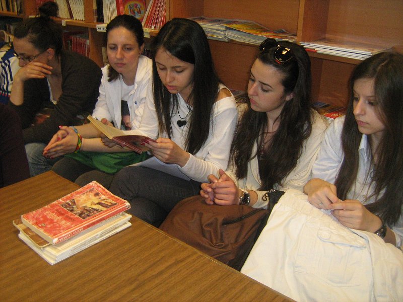 IMG_0008.JPG - Четене с ученици от V ЕГ "Йоан Екзарх"