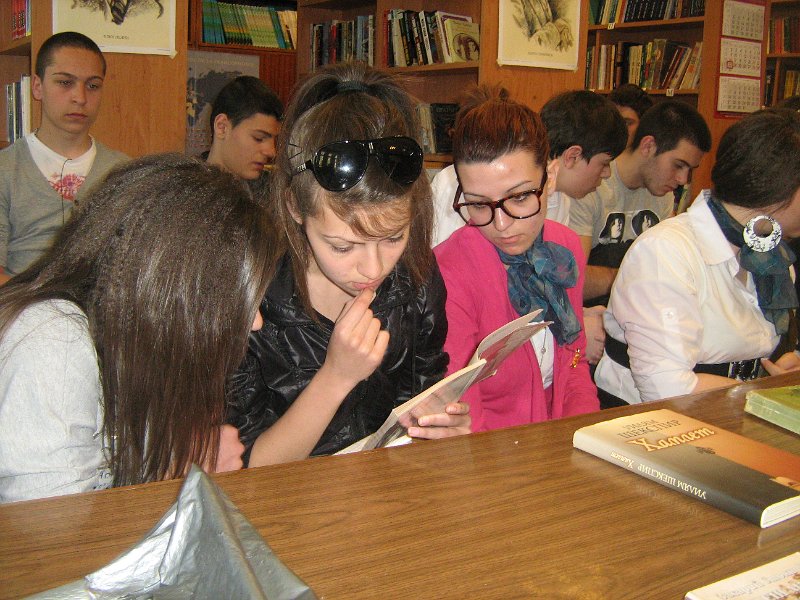 IMG_0010.JPG - Четене с ученици от V ЕГ "Йоан Екзарх"