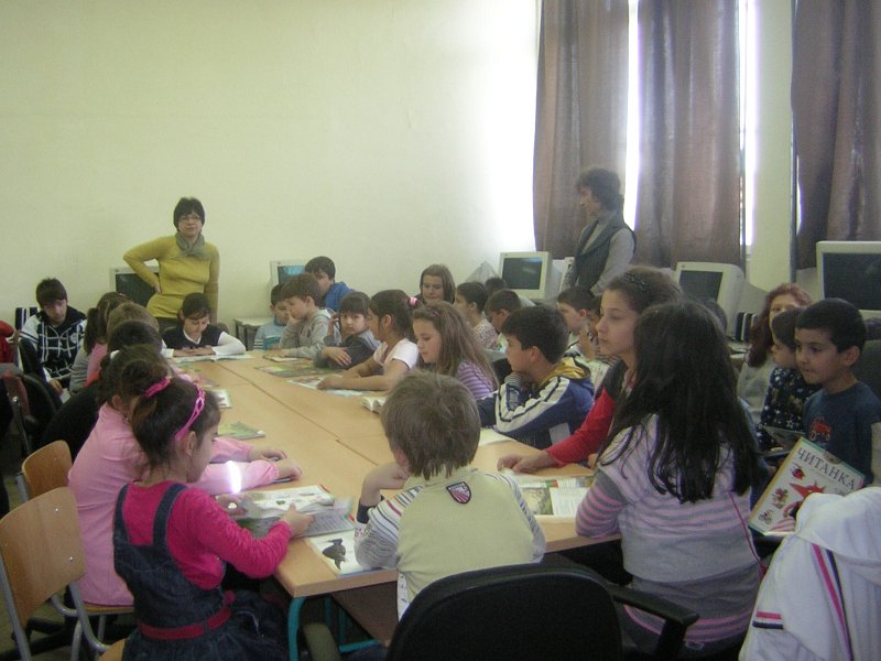 DSCN9201.JPG - Четене с ученици от ОУ "Иван Вазов"