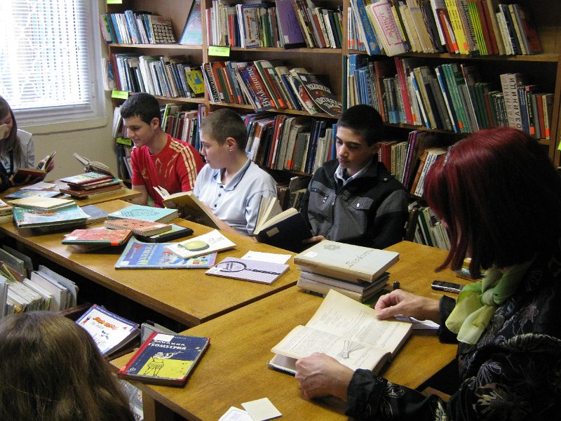 IMG_2395.JPG - "Седмица на детската книга" с осмокласници от ПГТ "Проф. д-р Асен Златаров"