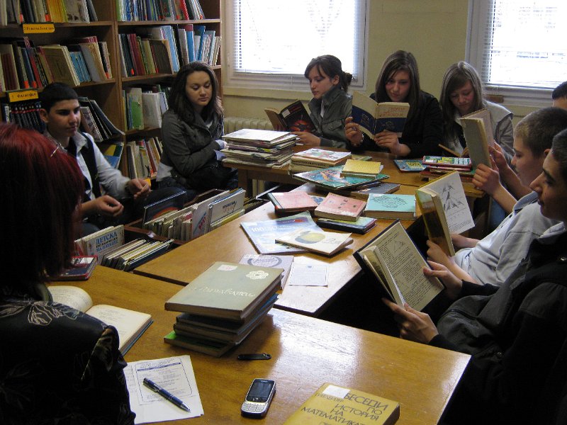 IMG_2396.JPG - "Седмица на детската книга" с осмокласници от ПГТ "Проф. д-р Асен Златаров"