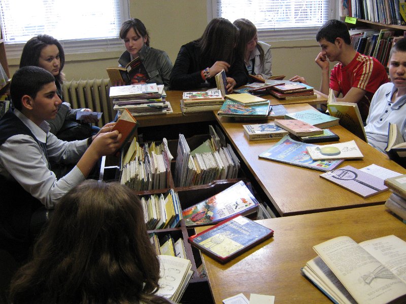 IMG_2397.JPG - "Седмица на детската книга" с осмокласници от ПГТ "Проф. д-р Асен Златаров"