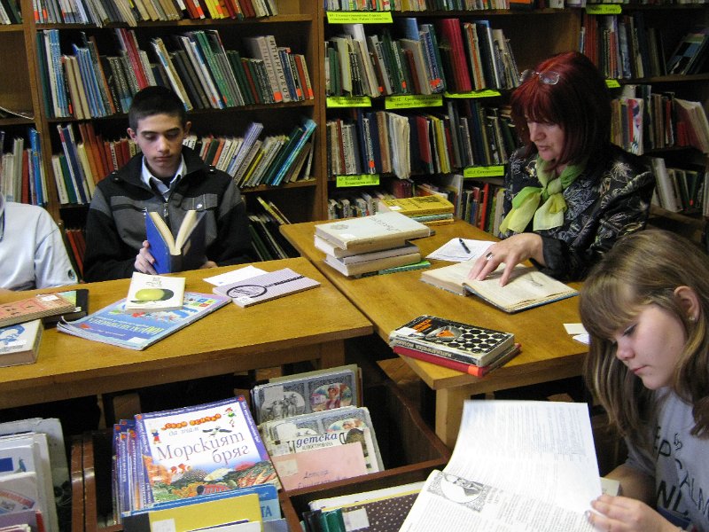 IMG_2400.JPG - "Седмица на детската книга" с осмокласници от ПГТ "Проф. д-р Асен Златаров"
