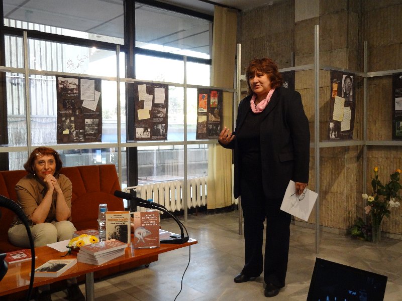 DSC04496.JPG - Откриване на изложба "Към всичко подхождай с любов" и представяне на книга за Емилиян Станев "Сюжети на забравата. Реванши на паметта", автор д-р Радка Пенчева - уредник на къща-музей "Емилиян Станев", гр. Велико Търново