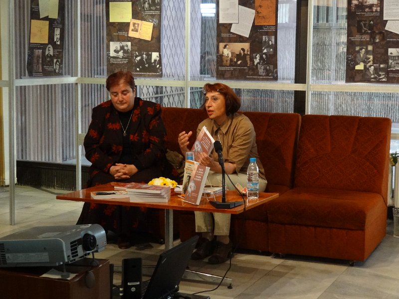 DSC04499.JPG - Откриване на изложба "Към всичко подхождай с любов" и представяне на книга за Емилиян Станев "Сюжети на забравата. Реванши на паметта", автор д-р Радка Пенчева - уредник на къща-музей "Емилиян Станев", гр. Велико Търново