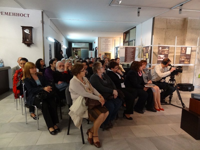 DSC04502.JPG - Откриване на изложба "Към всичко подхождай с любов" и представяне на книга за Емилиян Станев "Сюжети на забравата. Реванши на паметта", автор д-р Радка Пенчева - уредник на къща-музей "Емилиян Станев", гр. Велико Търново