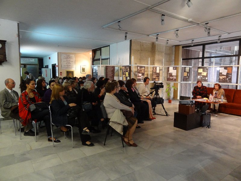 DSC04503.JPG - Откриване на изложба "Към всичко подхождай с любов" и представяне на книга за Емилиян Станев "Сюжети на забравата. Реванши на паметта", автор д-р Радка Пенчева - уредник на къща-музей "Емилиян Станев", гр. Велико Търново