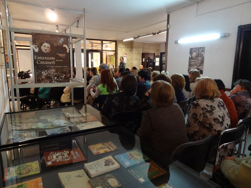 DSC04509.JPG - Откриване на изложба "Към всичко подхождай с любов" и представяне на книга за Емилиян Станев "Сюжети на забравата. Реванши на паметта", автор д-р Радка Пенчева - уредник на къща-музей "Емилиян Станев", гр. Велико Търново