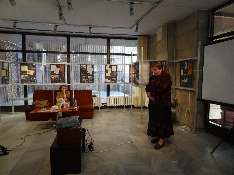 DSC04510.JPG - Откриване на изложба "Към всичко подхождай с любов" и представяне на книга за Емилиян Станев "Сюжети на забравата. Реванши на паметта", автор д-р Радка Пенчева - уредник на къща-музей "Емилиян Станев", гр. Велико Търново