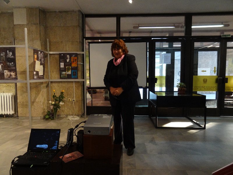 DSC04515.JPG - Откриване на изложба "Към всичко подхождай с любов" и представяне на книга за Емилиян Станев "Сюжети на забравата. Реванши на паметта", автор д-р Радка Пенчева - уредник на къща-музей "Емилиян Станев", гр. Велико Търново