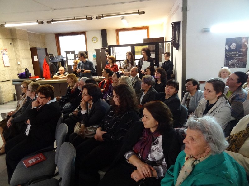 DSC04523.JPG - Откриване на изложба "Към всичко подхождай с любов" и представяне на книга за Емилиян Станев "Сюжети на забравата. Реванши на паметта", автор д-р Радка Пенчева - уредник на къща-музей "Емилиян Станев", гр. Велико Търново