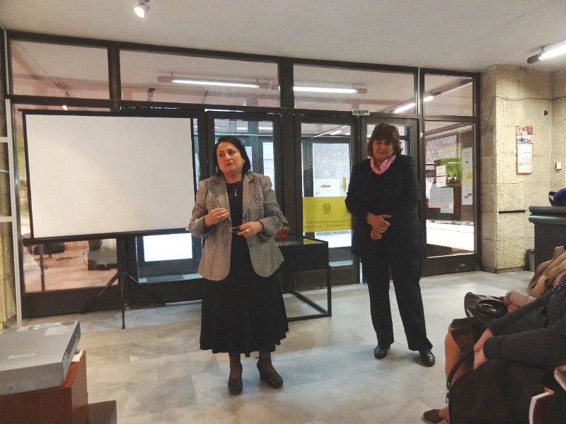 DSC04525.JPG - Откриване на изложба "Към всичко подхождай с любов" и представяне на книга за Емилиян Станев "Сюжети на забравата. Реванши на паметта", автор д-р Радка Пенчева - уредник на къща-музей "Емилиян Станев", гр. Велико Търново