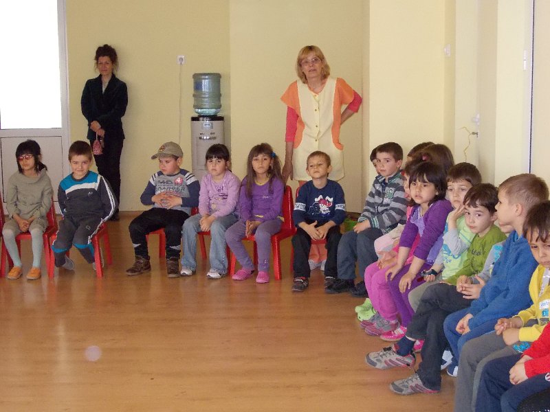 DSCN0122.JPG - НЧ "Васил Левски" - Галата чете в ЦДГ "Люляче"