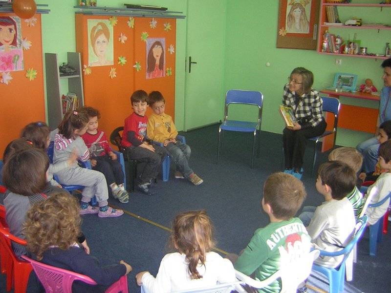 DSCN9183.JPG - Четене с деца от Детски клуб "Мелита"