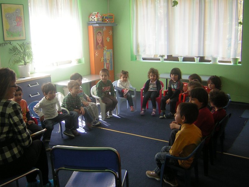 DSCN9186.JPG - Четене с деца от Детски клуб "Мелита"