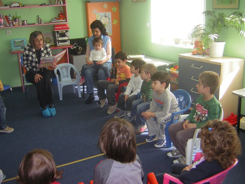 DSCN9195.JPG - Четене с деца от Детски клуб "Мелита"