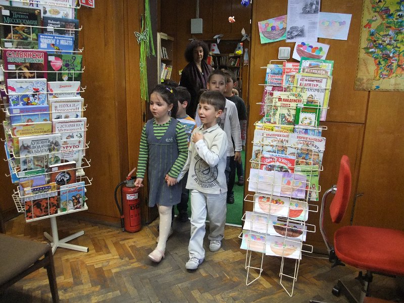 DSCF2486.JPG - Децата от ЦДГ „Моряче” гостуват в Детски и средношколски комплекс и четат Български народни приказки