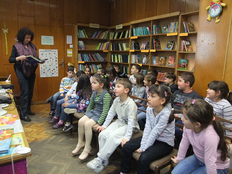 DSCF2522.JPG - Децата от ЦДГ „Моряче” гостуват в Детски и средношколски комплекс и четат Български народни приказки
