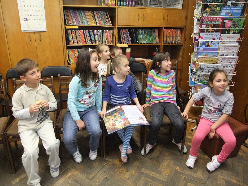 DSCF2531.JPG - Децата от ЦДГ „Моряче” гостуват в Детски и средношколски комплекс и четат Български народни приказки