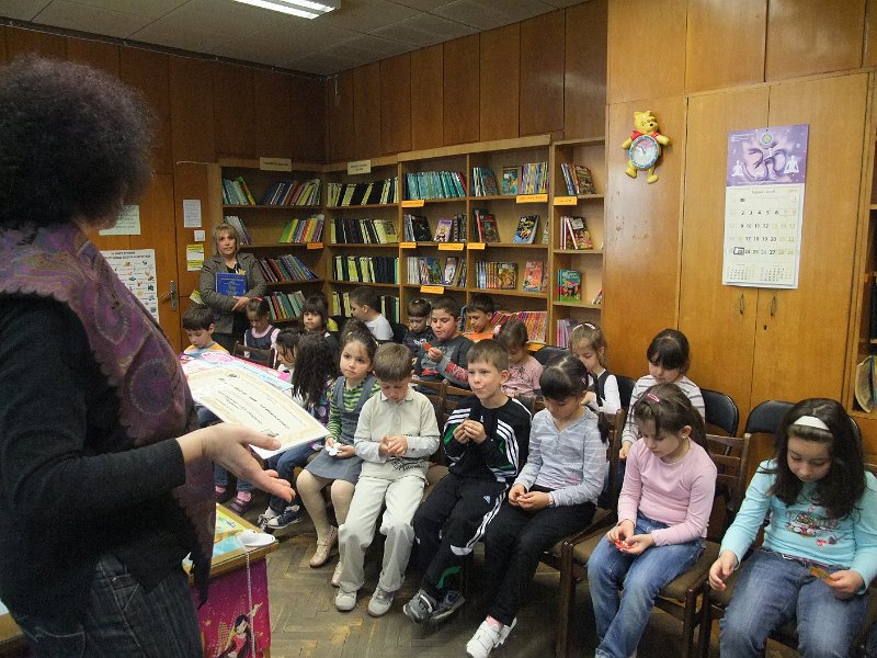 DSCF2534.JPG - Децата от ЦДГ „Моряче” гостуват в Детски и средношколски комплекс и четат Български народни приказки