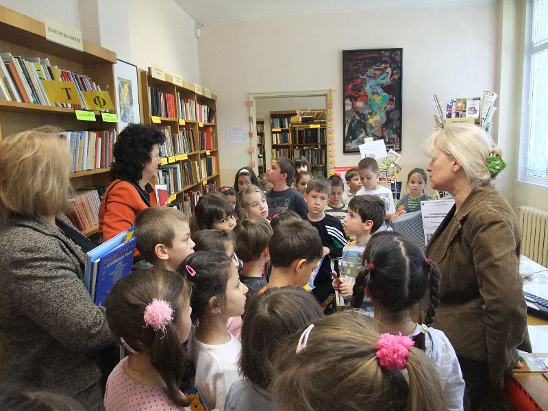 DSCF2550.JPG - Запознаване на децата от ЦДГ „Моряче” с библиотеката
