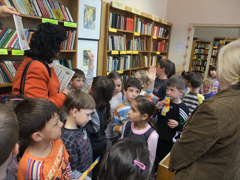 DSCF2558.JPG - Запознаване на децата от ЦДГ „Моряче” с библиотеката