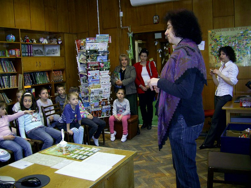 PIC_3802.JPG - Децата от ЦДГ „Моряче” гостуват в Детски и средношколски комплекс и четат Български народни приказки