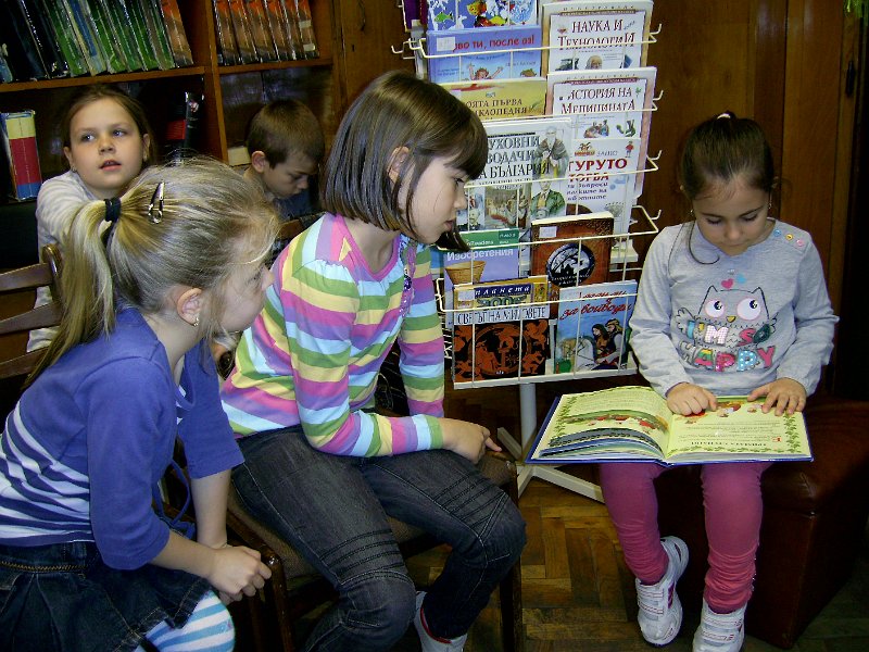 PIC_3806.JPG - Децата от ЦДГ „Моряче” гостуват в Детски и средношколски комплекс и четат Български народни приказки