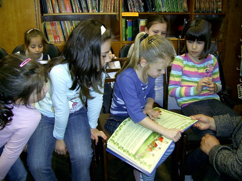 PIC_3809.JPG - Децата от ЦДГ „Моряче” гостуват в Детски и средношколски комплекс и четат Български народни приказки