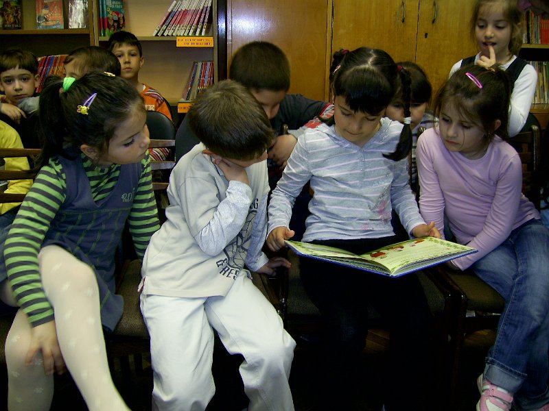 PIC_3812.JPG - Децата от ЦДГ „Моряче” гостуват в Детски и средношколски комплекс и четат Български народни приказки