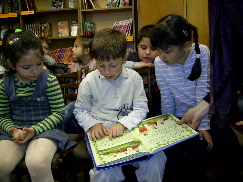 PIC_3815.JPG - Децата от ЦДГ „Моряче” гостуват в Детски и средношколски комплекс и четат Български народни приказки