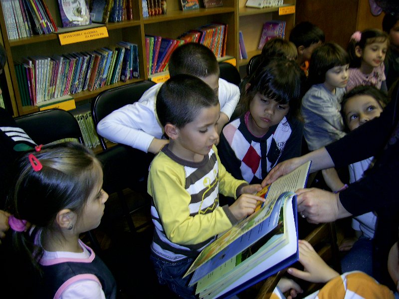 PIC_3837.JPG - Децата от ЦДГ „Моряче” гостуват в Детски и средношколски комплекс и четат Български народни приказки