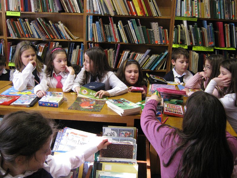 IMG_2339.JPG - Тема: "Празник небесен". Четем стихчета, разказваме приказки и рисуваме яйца за Великден с второкласници от СОУПЧЕ "Ал. С. Пушкин".